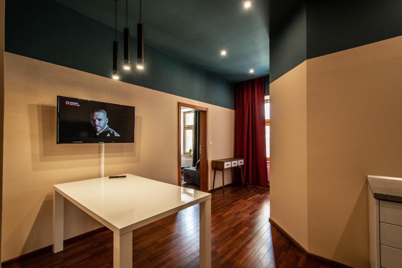 Wooden Design 2bdr Near Eden Garden Appartamento Praga