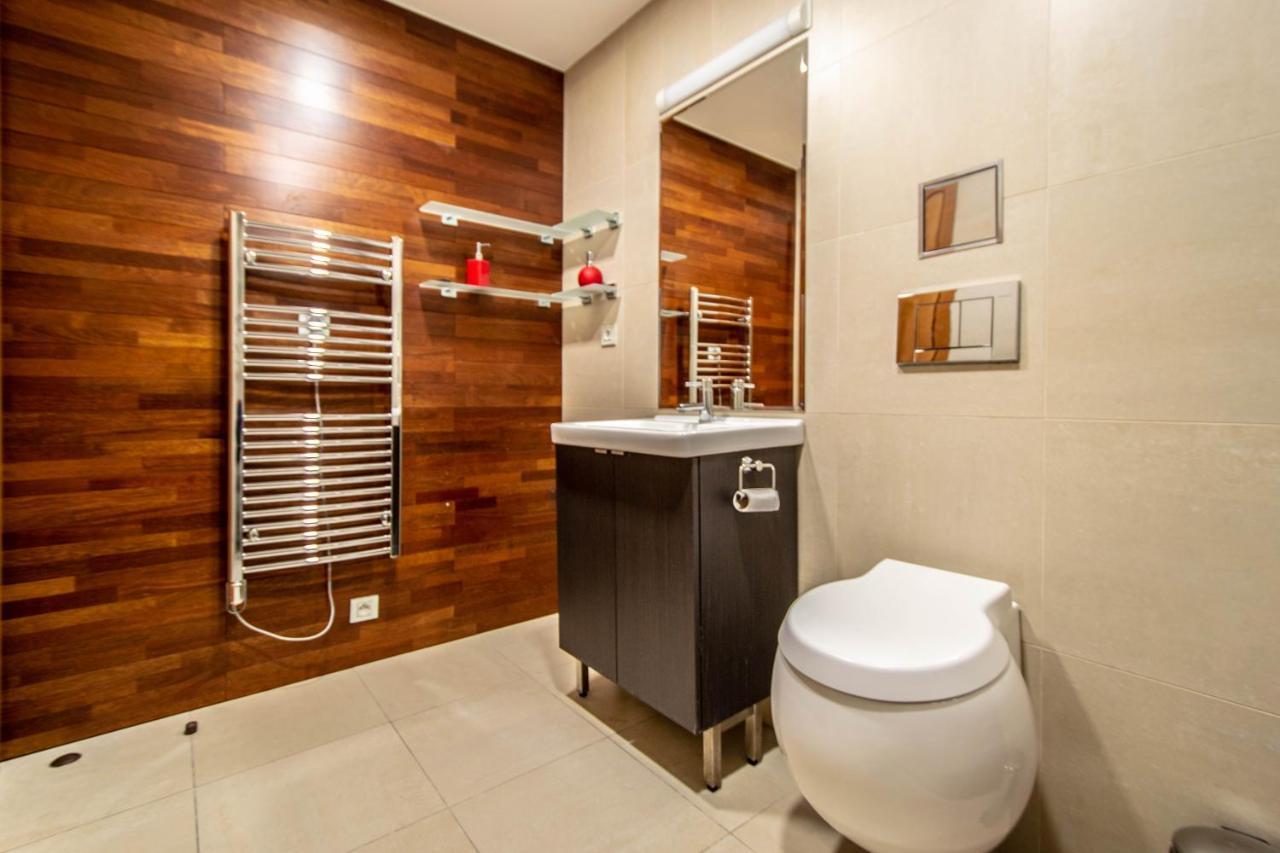 Wooden Design 2bdr Near Eden Garden